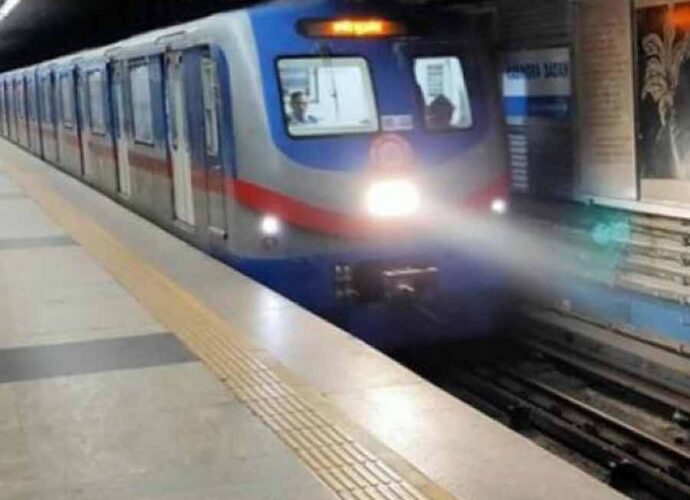 রবীন্দ্রসদন স্টেশনে মেট্রোর সামনে ঝাঁপ: শনিবার রাতে দীর্ঘক্ষণ ব্যাহত পরিষেবা, চূড়ান্ত ভোগান্তিতে যাত্রীরা