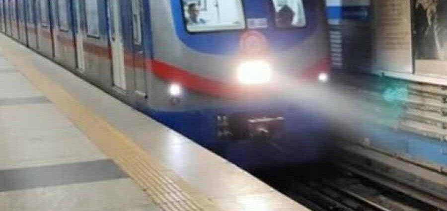 রবীন্দ্রসদন স্টেশনে মেট্রোর সামনে ঝাঁপ: শনিবার রাতে দীর্ঘক্ষণ ব্যাহত পরিষেবা, চূড়ান্ত ভোগান্তিতে যাত্রীরা