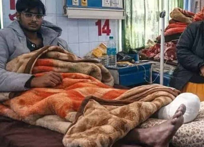 ডাক্তার হওয়ার মরিয়া চেষ্টা: প্রতিবন্ধী কোটা পেতে নিজের পা কাটলেন তরুণ!