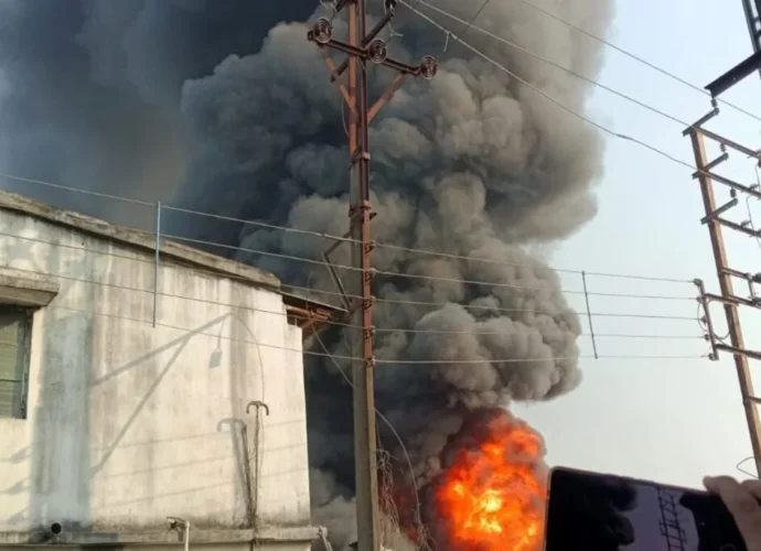 মধ্যমগ্রামে ফের রং কারখানায় বিধ্বংসী অগ্নিকাণ্ড: নিরাপত্তা নিয়ে ক্ষুব্ধ স্থানীয়রা, কড়া ব্যবস্থার হুঁশিয়ারি পুরসভার