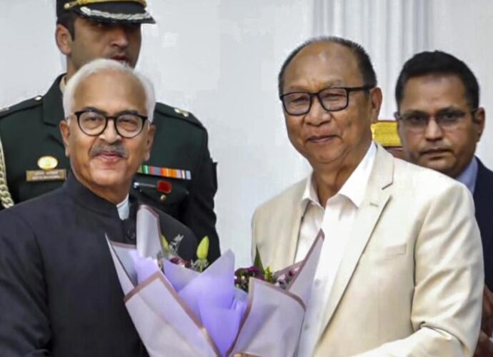 মণিপুরে রাষ্ট্রপতি শাসনের অবসান: সম্প্রীতির বার্তা দিয়ে মুখ্যমন্ত্রী পদে শপথ নিলেন খেমচাঁদ
