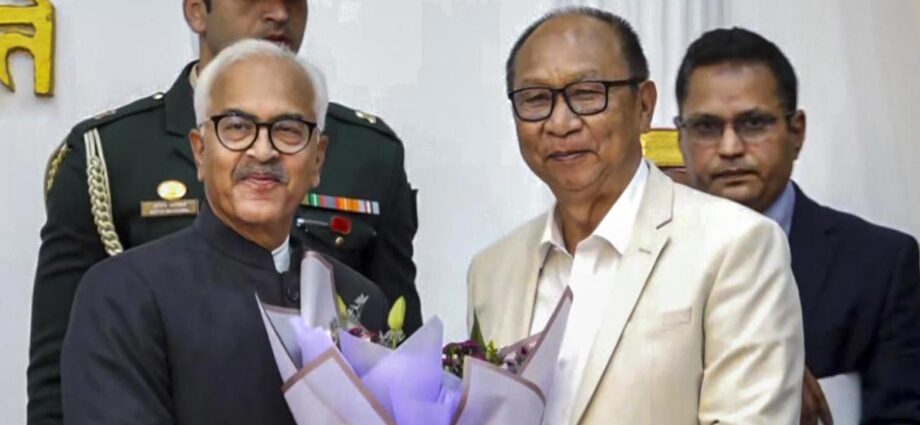 মণিপুরে রাষ্ট্রপতি শাসনের অবসান: সম্প্রীতির বার্তা দিয়ে মুখ্যমন্ত্রী পদে শপথ নিলেন খেমচাঁদ