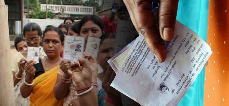 বিধানসভা ভোট: এবার বুথ স্তরের আধিকারিকদেরই বাড়ি বাড়ি গিয়ে ভোটার স্লিপ বিলির নির্দেশ