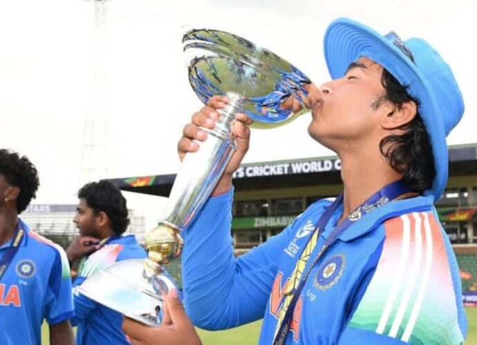 বিশ্বজয়ের মঞ্চে ‘সূর্যবংশী’ দাপট: টুর্নামেন্টের সেরা হয়ে কোচদের ‘গুরুদক্ষিণা’ বৈভবের