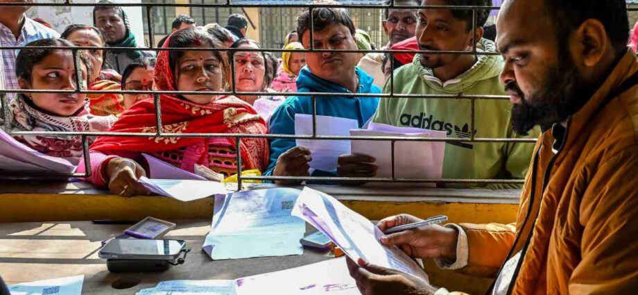 ভোটার তালিকা সংশোধন: শুনানি ঘিরে কাটেনি অনিশ্চয়তা, দিল্লির গ্রিন সিগন্যালের অপেক্ষায় কমিশন