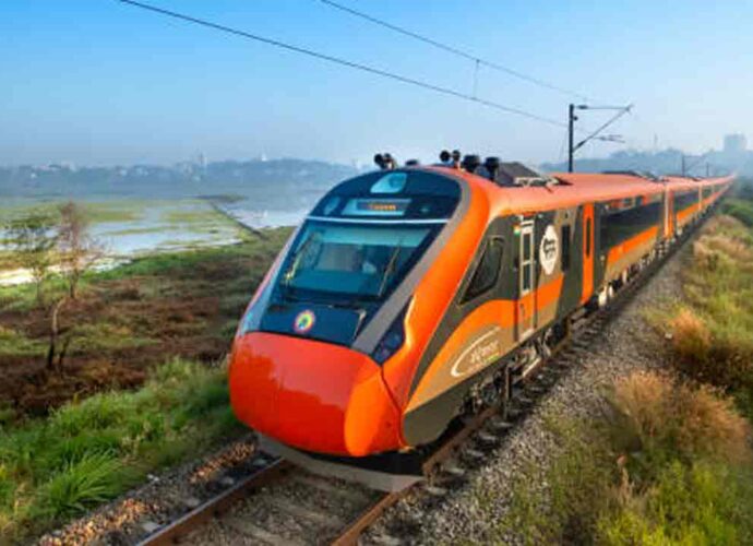 বন্দে ভারত স্লিপারে এবার আমিষের স্বাদ: বিতর্ক শেষে নতুন মেনু প্রকাশ করল রেল