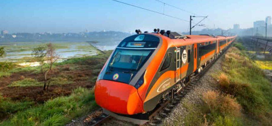 বন্দে ভারত স্লিপারে এবার আমিষের স্বাদ: বিতর্ক শেষে নতুন মেনু প্রকাশ করল রেল