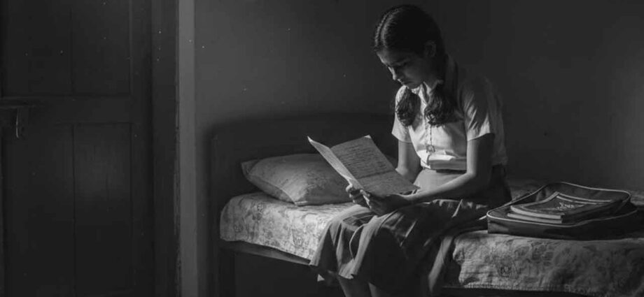 মাত্র ২ নম্বরের ব্যবধান কাড়ল প্রাণ: যমজ বোনের চেয়ে পরীক্ষায় কম পেয়ে আত্মঘাতী একাদশ শ্রেণির ছাত্রী