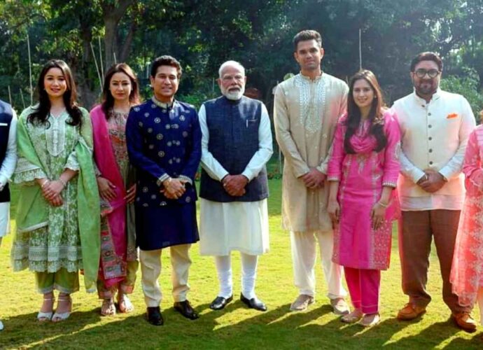 বিয়ের পিঁড়িতে অর্জুন তেন্ডুলকর: দিল্লিতে রাষ্ট্রপতি ও প্রধানমন্ত্রীকে সপরিবারে নিমন্ত্রণ সচিনের