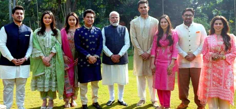 বিয়ের পিঁড়িতে অর্জুন তেন্ডুলকর: দিল্লিতে রাষ্ট্রপতি ও প্রধানমন্ত্রীকে সপরিবারে নিমন্ত্রণ সচিনের