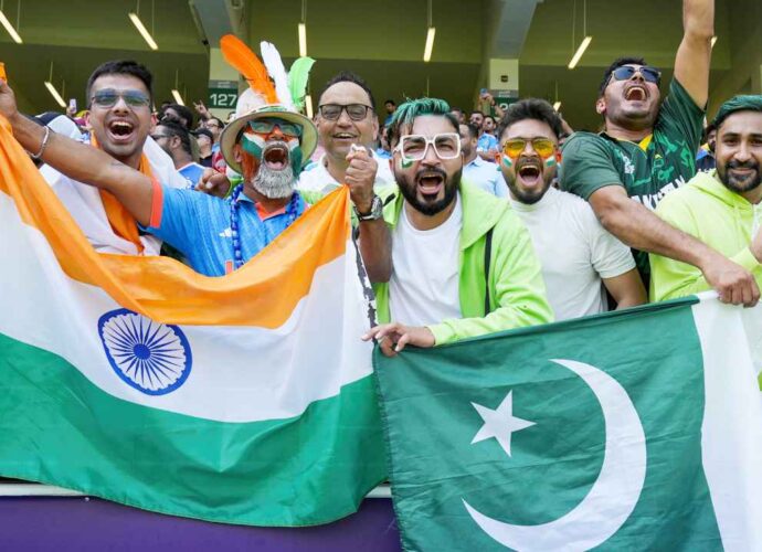 ভারত-পাক দ্বৈরথ ঘিরে কলম্বোয় প্রবল উন্মাদনা: আকাশছোঁয়া বিমান ভাড়া ও হোটেল খরচ নিয়ে দুশ্চিন্তায় সমর্থকরা