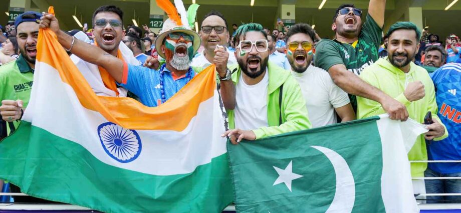 ভারত-পাক দ্বৈরথ ঘিরে কলম্বোয় প্রবল উন্মাদনা: আকাশছোঁয়া বিমান ভাড়া ও হোটেল খরচ নিয়ে দুশ্চিন্তায় সমর্থকরা