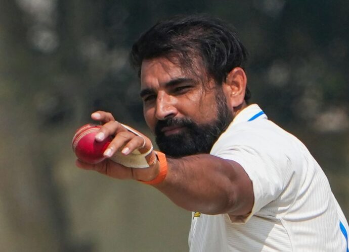 শামির ৮ উইকেট সত্ত্বেও বিপর্যয়: রঞ্জি সেমিফাইনালে হারের মুখে বাংলা