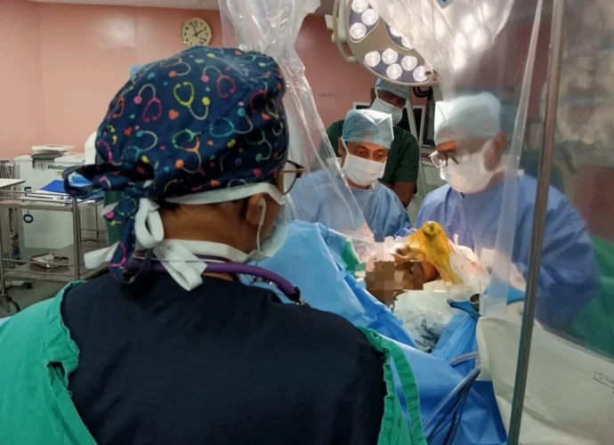 অপারেশন টেবিলে জেগে থেকে গান গাইলেন রোগী: কলকাতায় বিরল ‘অ্যাওয়েক ব্রেন সার্জারি’তে বাজিমাত চিকিৎসকদের