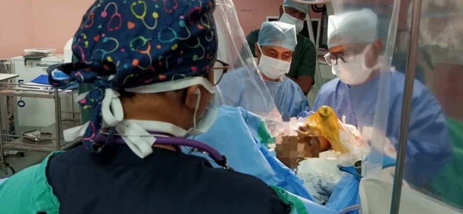 অপারেশন টেবিলে জেগে থেকে গান গাইলেন রোগী: কলকাতায় বিরল ‘অ্যাওয়েক ব্রেন সার্জারি’তে বাজিমাত চিকিৎসকদের অপারেশন টেবিলে জেগে থেকে গান গাইলেন রোগী: কলকাতায় বিরল ‘অ্যাওয়েক ব্রেন সার্জারি’তে বাজিমাত চিকিৎসকদের