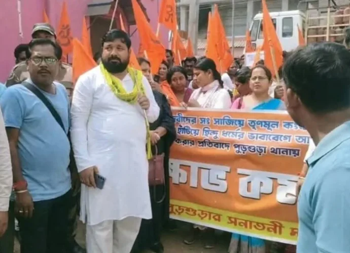 রাজনৈতিক মিছিলে ‘দেব-দেবী’ সেজে পদযাত্রা: হিন্দু ধর্মাবমাননার অভিযোগে সরব সনাতনী মাতৃশক্তি
