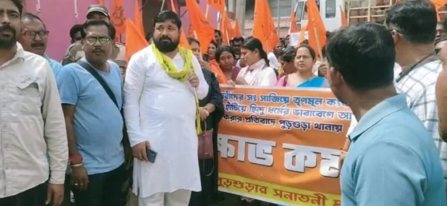 রাজনৈতিক মিছিলে ‘দেব-দেবী’ সেজে পদযাত্রা: হিন্দু ধর্মাবমাননার অভিযোগে সরব সনাতনী মাতৃশক্তি