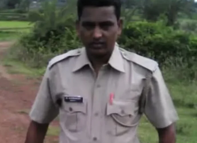 পুলিশই এবার তৃণমূলের পদাধিকারী! বাঁকুড়ায় ভিলেজ পুলিশকে ব্লকের সাধারণ সম্পাদক করায় তুঙ্গে বিতর্ক পুলিশই এবার তৃণমূলের পদাধিকারী! বাঁকুড়ায় ভিলেজ পুলিশকে ব্লকের সাধারণ সম্পাদক করায় তুঙ্গে বিতর্ক