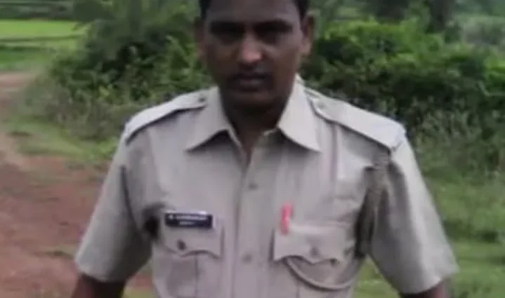 পুলিশই এবার তৃণমূলের পদাধিকারী! বাঁকুড়ায় ভিলেজ পুলিশকে ব্লকের সাধারণ সম্পাদক করায় তুঙ্গে বিতর্ক