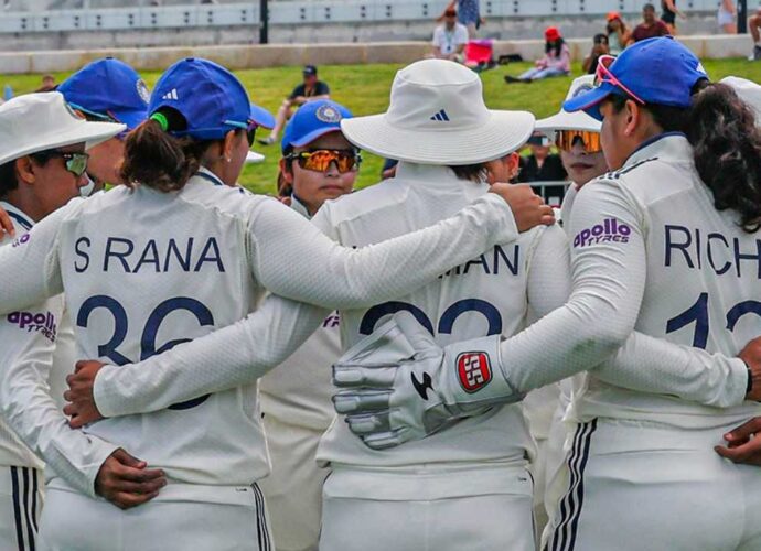 গোলাপি বলের টেস্টে ১০ উইকেটে হার ভারতের; জয় দিয়ে ক্রিকেটকে বিদায় জানালেন হিলি