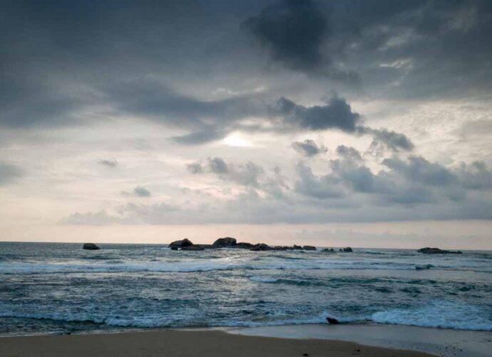 ঘূর্ণাবর্তের প্রভাবে উত্তরবঙ্গে ভারী বৃষ্টির সতর্কতা, ঝড়বৃষ্টির পূর্বাভাস দক্ষিণবঙ্গেও