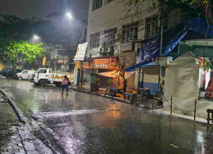 বিকেলের স্বস্তি না কি দুর্ভোগ? কালবৈশাখীর দাপটে লণ্ডভণ্ড কলকাতা, ৪ জেলায় ‘লাল সতর্কতা’ জারি