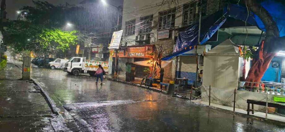 বিকেলের স্বস্তি না কি দুর্ভোগ? কালবৈশাখীর দাপটে লণ্ডভণ্ড কলকাতা, ৪ জেলায় ‘লাল সতর্কতা’ জারি