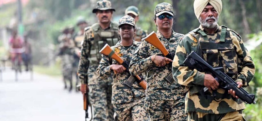ভোটের বাংলায় নজিরবিহীন নিরাপত্তা: প্রতি দফায় ২৫০০ কোম্পানি বাহিনী, অভিযোগ সামলাতে বসছে বিশেষ সেল