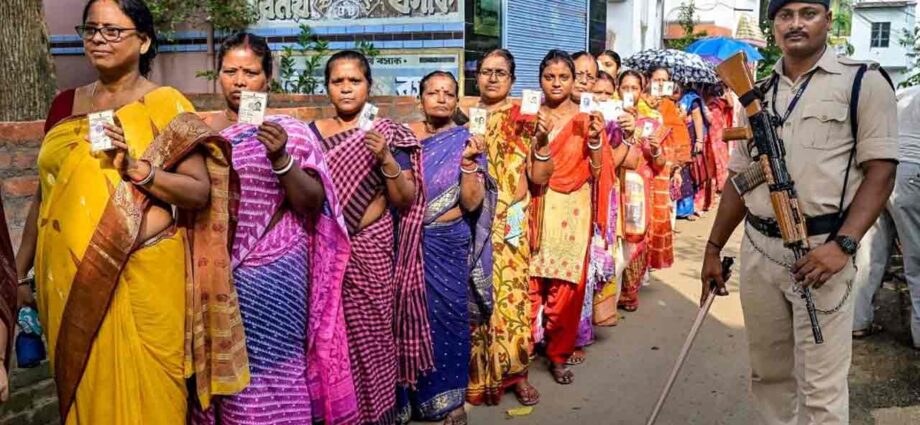 ১০ দিনের মধ্যে গ্রেফতারির কড়া নির্দেশ: ভোটের আগে পুলিশ ও প্রশাসনের জন্য ১৬ দফার ‘অ্যাকশন প্ল্যান’ কমিশনের