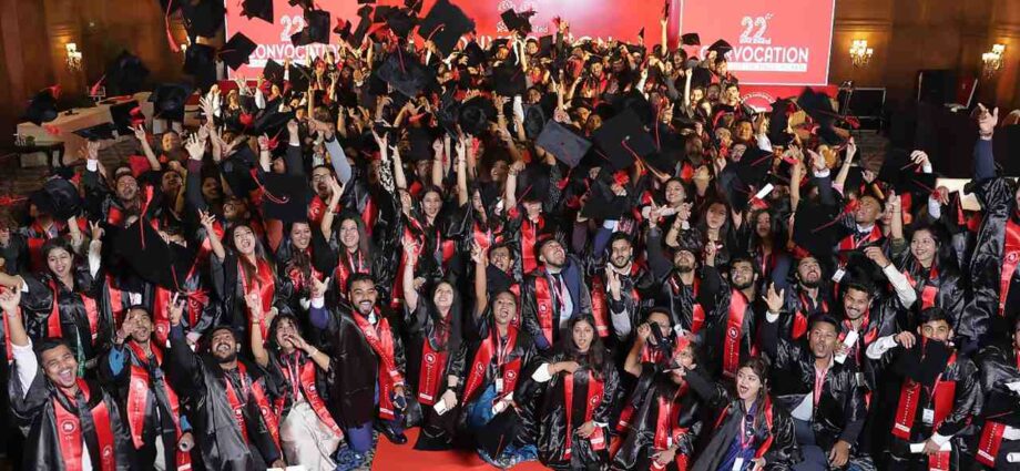 গ্লোবসিন বিজনেস স্কুলের ২২তম সমাবর্তন: ২৫ বছরের সাফল্য উদ্‌যাপন ও ৩০০ পড়ুয়াকে সম্মাননা