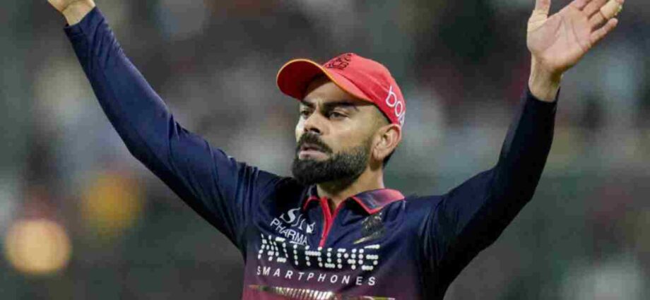 বয়সের ভার তুড়ি মেরে ওড়ালেন কোহলি: ন’মাস পর টি-টোয়েন্টিতে ফিরেই অশ্বিনকে মুগ্ধ করলেন বিরাট বয়সের ভার তুড়ি মেরে ওড়ালেন কোহলি: ন’মাস পর টি-টোয়েন্টিতে ফিরেই অশ্বিনকে মুগ্ধ করলেন বিরাট