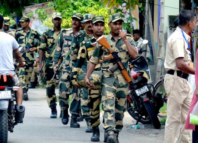 ভোটারদের হুমকির অভিযোগ: কমিশনের নির্দেশে মুর্শিদাবাদে গ্রেফতার তৃণমূল নেতা