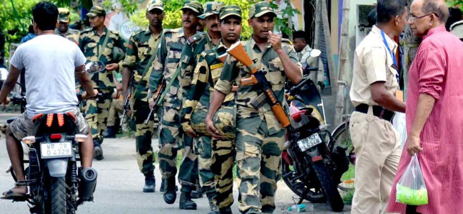 ভোটারদের হুমকির অভিযোগ: কমিশনের নির্দেশে মুর্শিদাবাদে গ্রেফতার তৃণমূল নেতা