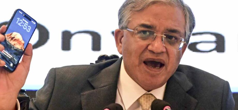 মুখ্য নির্বাচন কমিশনারের অপসারণে ফের সক্রিয় বিরোধীরা: ইমপিচমেন্ট নোটিস তৈরির তোড়জোড়