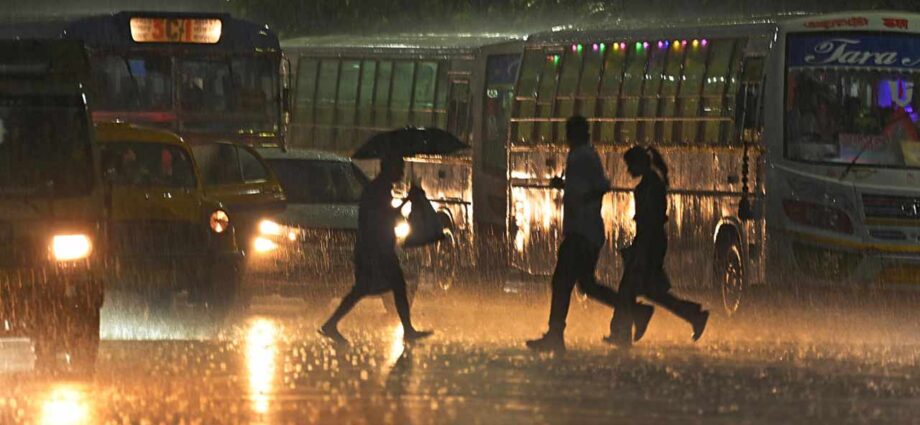 বঙ্গে কালবৈশাখীর ভ্রুকুটি: কলকাতাসহ দক্ষিণবঙ্গে প্রবল ঝড়-বৃষ্টির সতর্কতা, জারি সমুদ্র-নিষেধাজ্ঞা