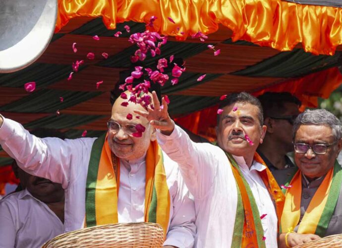 ভবানীপুরে শাহ-শুভেন্দুর মিছিলে অশান্তি: কলকাতার ডিইও-র কাছে রিপোর্ট তলব কমিশনের