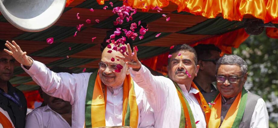 ভবানীপুরে শাহ-শুভেন্দুর মিছিলে অশান্তি: কলকাতার ডিইও-র কাছে রিপোর্ট তলব কমিশনের