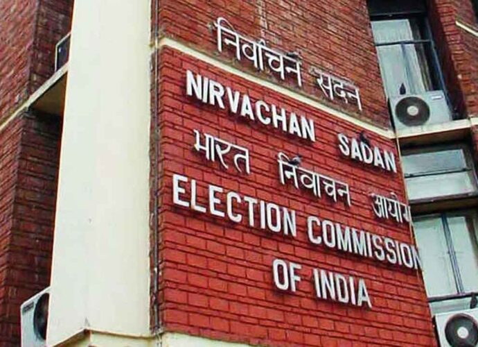 ১৩৭০ জন অফিসারের গণবদলিতেই অস্থিরতা: তৃণমূলের সমালোচনার পাল্টা যুক্তি কমিশনের