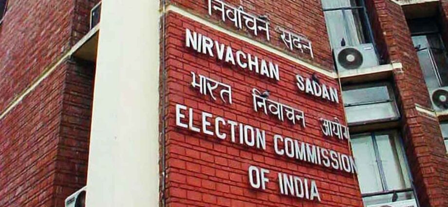 ১৩৭০ জন অফিসারের গণবদলিতেই অস্থিরতা: তৃণমূলের সমালোচনার পাল্টা যুক্তি কমিশনের