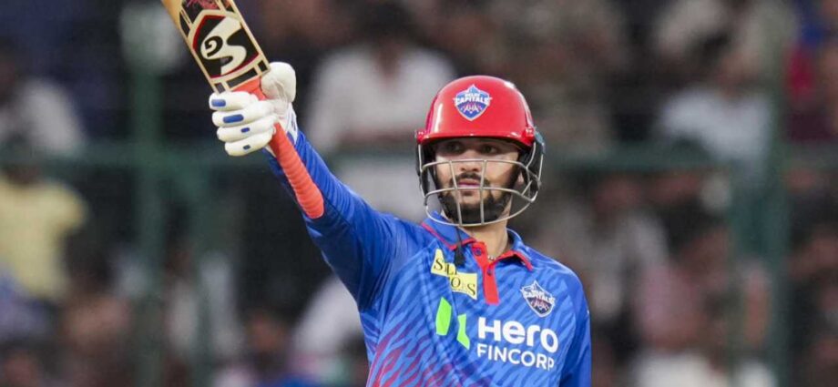 সমীর রিজভীর ব্যাটে দিল্লির দাপট: মুম্বইকে হারিয়ে আইপিএল শীর্ষস্থানে অক্ষররা