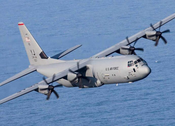 ইরানে মার্কিন সামরিক বিমান ও হেলিকপ্টার গুলি করে নামানোর দাবি; নিখোঁজ পাইলট উদ্ধারে সফল আমেরিকা