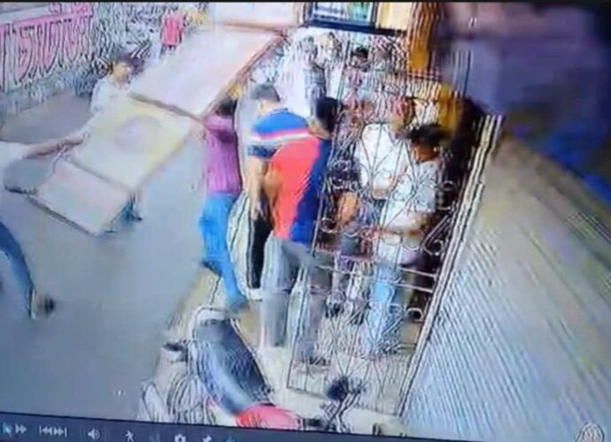 নির্বাচনী কার্যালয় ভাঙচুরকে কেন্দ্র করে রণক্ষেত্র বেহালা পশ্চিম; থানার ভেতরেই ধর্নায় বিজেপি প্রার্থী