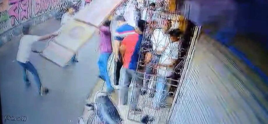 নির্বাচনী কার্যালয় ভাঙচুরকে কেন্দ্র করে রণক্ষেত্র বেহালা পশ্চিম; থানার ভেতরেই ধর্নায় বিজেপি প্রার্থী