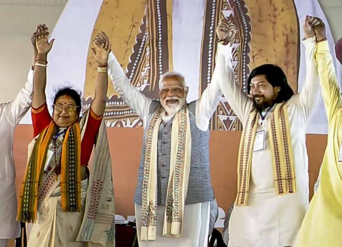 কোচবিহারের সভা থেকে তৃণমূলকে কড়া তোপ প্রধানমন্ত্রীর; কেন্দ্রীয় কমিশনের ওপর পূর্ণ আস্থার বার্তা