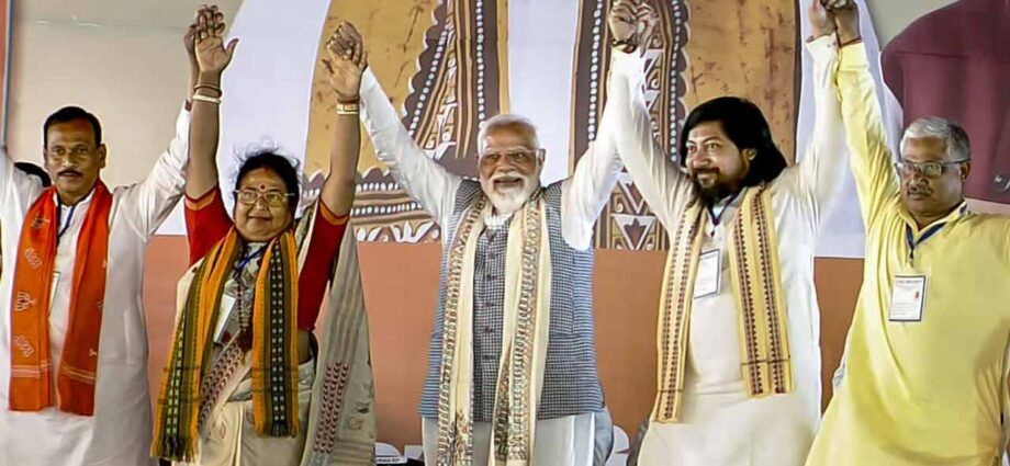 কোচবিহারের সভা থেকে তৃণমূলকে কড়া তোপ প্রধানমন্ত্রীর; কেন্দ্রীয় কমিশনের ওপর পূর্ণ আস্থার বার্তা