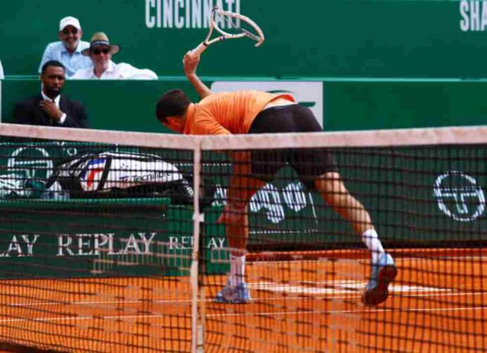 মেজাজ হারিয়ে র‍্যাকেট ভাঙার মাসুল: মন্ট কার্লোতে বড় হারের পর জরিমানা মেদভেদেভের