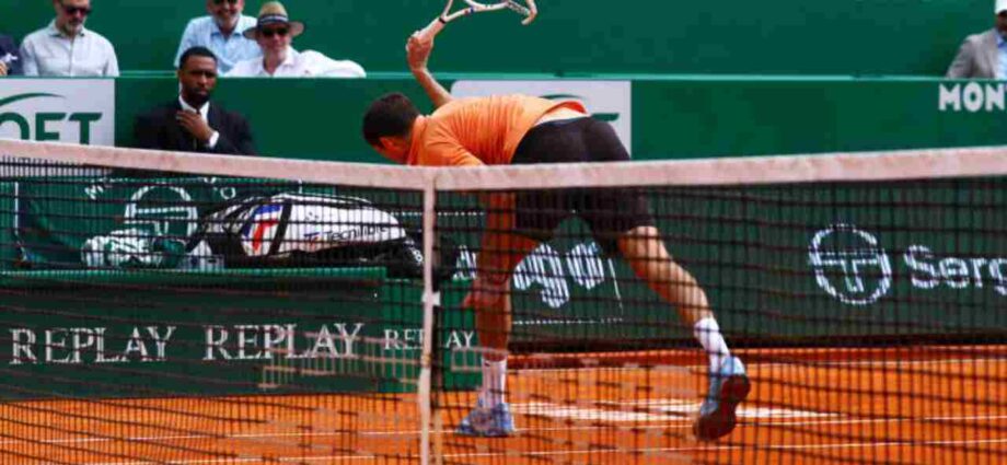 মেজাজ হারিয়ে র‍্যাকেট ভাঙার মাসুল: মন্ট কার্লোতে বড় হারের পর জরিমানা মেদভেদেভের