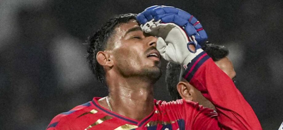 বাড়ি বিক্রি থেকে কারাবাস: লখনউয়ের ত্রাতা মুকুল চৌধরির সাফল্যের নেপথ্যে বাবার চরম আত্মত্যাগের কাহিনী বাড়ি বিক্রি থেকে কারাবাস: লখনউয়ের ত্রাতা মুকুল চৌধরির সাফল্যের নেপথ্যে বাবার চরম আত্মত্যাগের কাহিনী