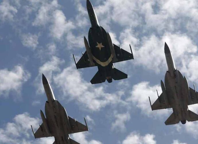 ইরানি প্রতিনিধিদের সুরক্ষায় পাকিস্তানের ‘আয়রন এসকর্ট’: মধ্যপ্রাচ্যের আকাশে মোতায়েন পাক যুদ্ধবিমান