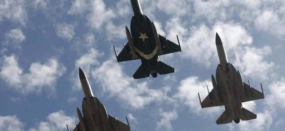 ইরানি প্রতিনিধিদের সুরক্ষায় পাকিস্তানের ‘আয়রন এসকর্ট’: মধ্যপ্রাচ্যের আকাশে মোতায়েন পাক যুদ্ধবিমান